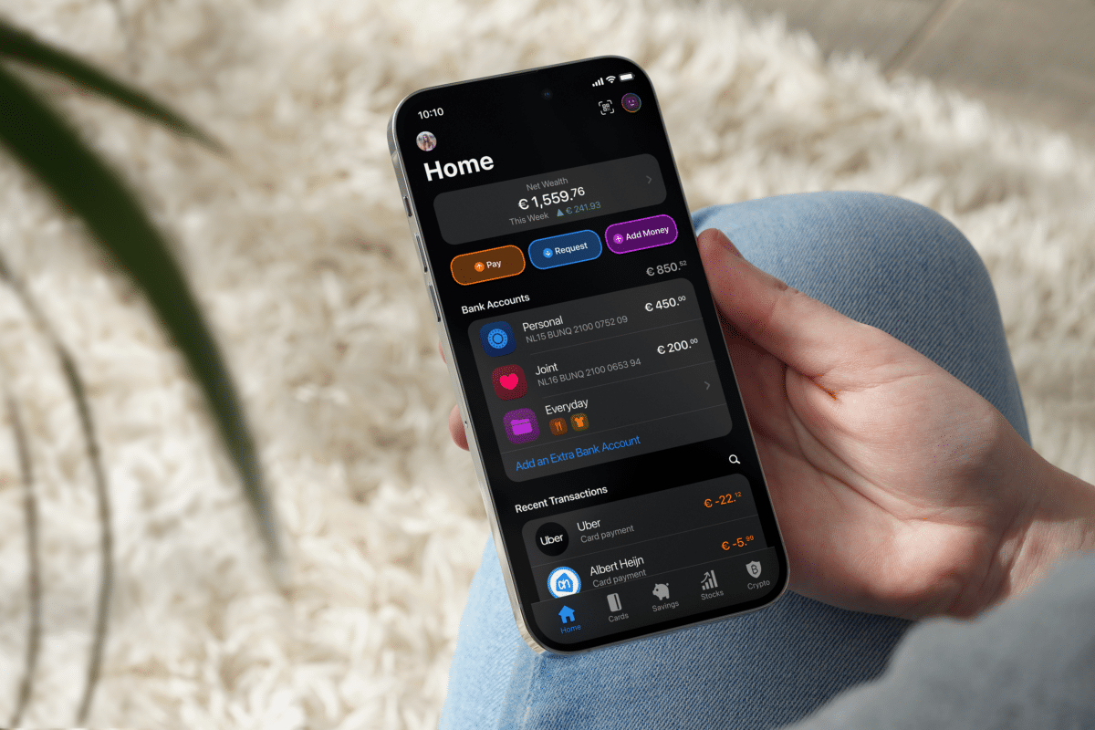 Bankkonto-App auf Smartphone angezeigt
